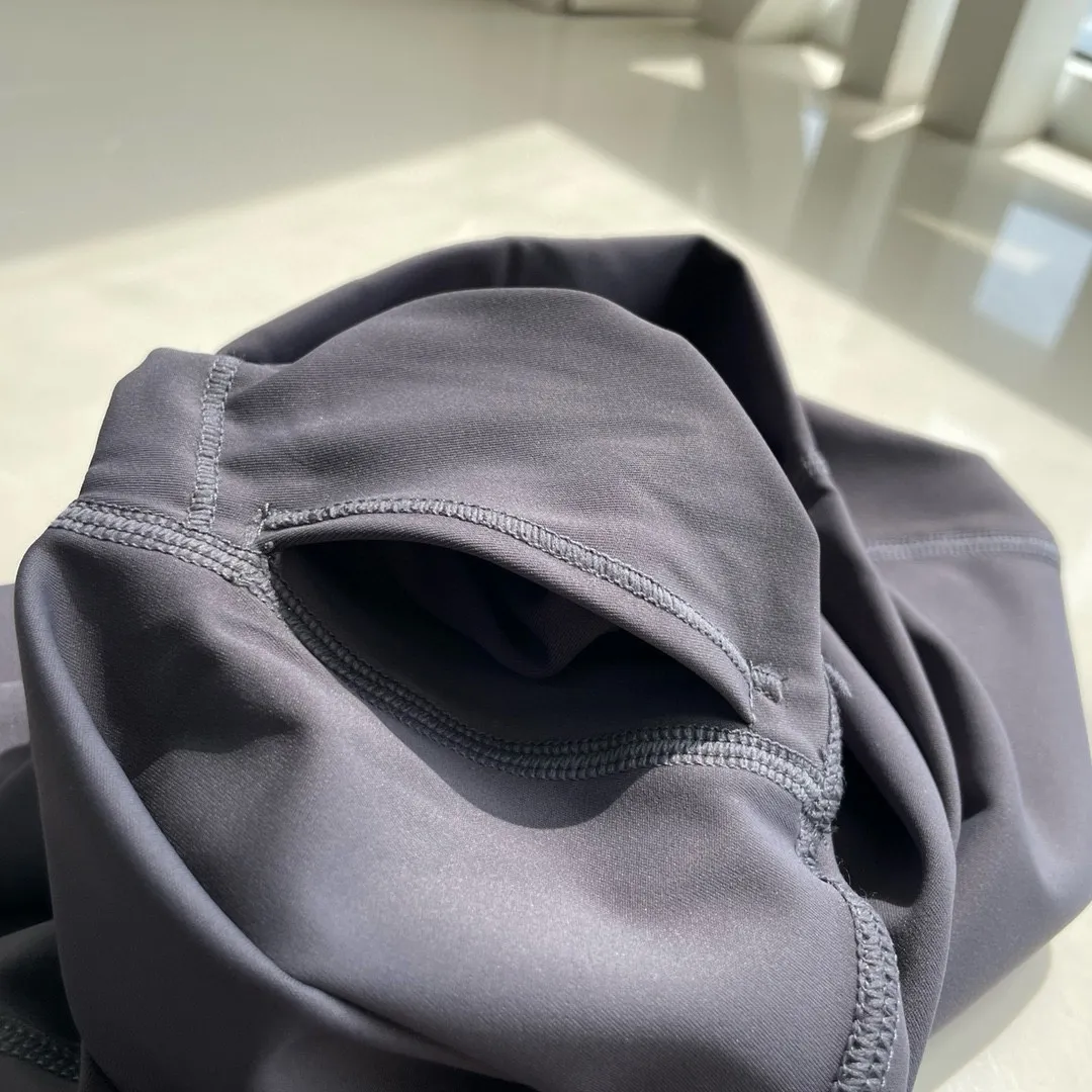 Lululemon Lulu Yoga Pants Nude Seamless High-Waist Tight Fitness Quick-Drying Women's Butt Lifting Pants Design Concept ~ Create a skin-friendly naked feeling, the special fabric is light and smooth, allowing you to focus on your practice. We have added a pocket design to this model to store small items! Fabric + Features The fabric is light and smooth, with four-sided stretch. Fabric ~ 25 spandex + 75 nylon (the same fabric as Lu Lu) is comfortable and stretchable and not easy to deform. Technology ~ Four needles and six threads are powerful (the same technology as Lu Lu). Technology ~ Italian elastic high silk thread (full elasticity, fit and slimming). High waist design, the waist is flat and fit, reducing tightness! Perfect for wrapping fat! Show your body shape better! Size S M L XL Color Purple Gray Black Bean Green Coffee Brown Rhino Gray